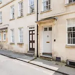 Central Georgian Townhouse With Free Parking